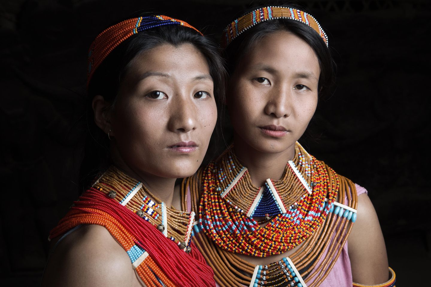 Zwei junge Frauen tragen den traditionellen Schmuck