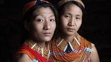 Zwei junge Frauen tragen den traditionellen Schmuck