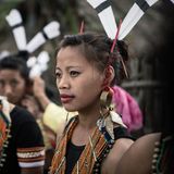 Junge, geschmückte Frauen mit Federn im Haar