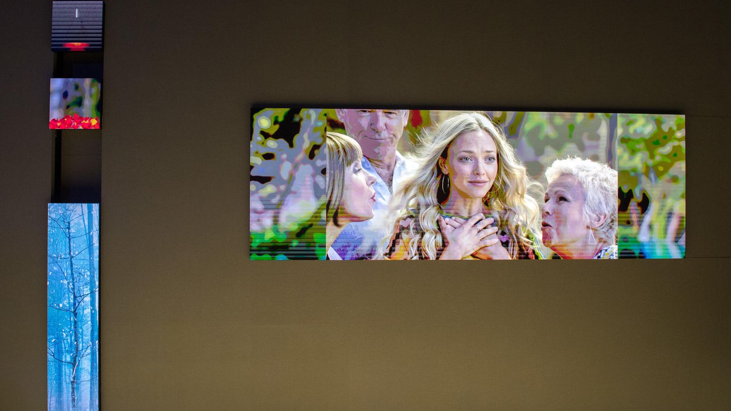 Technik-Messe: Flexibles Bild Und auch bei Samsung lässt sich die Riesenglotze abbauen. Dank der neuen MicroLED-Technologie, bei der jeder Pixel durch ein eigenes LED dargestellt wird, lassen sich die Flimmerkisten in Modulen auf- und abbauen - und sogar zu völlig anderen Formen zusammenstecken. Der Streifen links ist tatsächlich ein Fernseher. Und für die Champions League darf Mann dann wieder den ganz großen Fernseher puzzeln.
