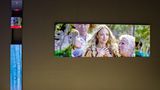 Technik-Messe: Flexibles Bild Und auch bei Samsung lässt sich die Riesenglotze abbauen. Dank der neuen MicroLED-Technologie, bei der jeder Pixel durch ein eigenes LED dargestellt wird, lassen sich die Flimmerkisten in Modulen auf- und abbauen - und sogar zu völlig anderen Formen zusammenstecken. Der Streifen links ist tatsächlich ein Fernseher. Und für die Champions League darf Mann dann wieder den ganz großen Fernseher puzzeln.