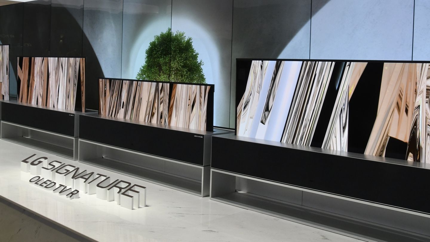 Technik-Messe: Husch, ist die Glotze weg Die gute Nachricht: Geht es nach LG, stehen die Riesen im Wohnzimmer nun nur doch dann im Vordergrund, wenn sie eingeschaltet sind. Der LG Signature rollt sich sonst einfach ein und verschwindet in einer kleinen Kiste. Auch halb ausgefahren bleibt das Display eingeschaltet und kann dann etwa Wetter-Daten anzeigen.
