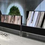 Technik-Messe: Husch, ist die Glotze weg Die gute Nachricht: Geht es nach LG, stehen die Riesen im Wohnzimmer nun nur doch dann im Vordergrund, wenn sie eingeschaltet sind. Der LG Signature rollt sich sonst einfach ein und verschwindet in einer kleinen Kiste. Auch halb ausgefahren bleibt das Display eingeschaltet und kann dann etwa Wetter-Daten anzeigen.