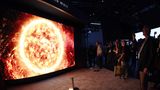 Technik-Messe: Fernseher werden größer. Viel größer. Auch dieses Jahr wachsen Fernseher noch weiter. Galten 85-Zöller letztes Jahr noch als unfassbar große Ausnahmen, haben sie nun alle Hersteller im Gepäck.Den Vogel schießt Samsung ab. Das Modell im Bild hat 219 Zoll, also gut 5,5 Meter Diagonale. Das passt nicht in jedes Wohnzimmer.