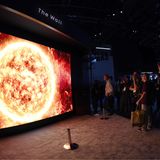 Technik-Messe: Fernseher werden größer. Viel größer. Auch dieses Jahr wachsen Fernseher noch weiter. Galten 85-Zöller letztes Jahr noch als unfassbar große Ausnahmen, haben sie nun alle Hersteller im Gepäck.Den Vogel schießt Samsung ab. Das Modell im Bild hat 219 Zoll, also gut 5,5 Meter Diagonale. Das passt nicht in jedes Wohnzimmer.