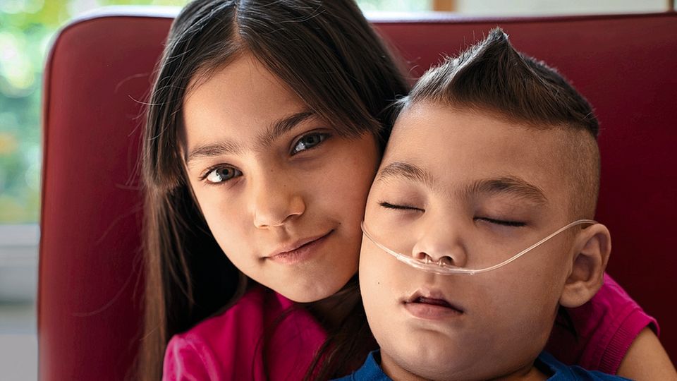 Familienschicksal: Gökhan mit seiner Schwester Senay Gökhan mit seiner Schwester Senay