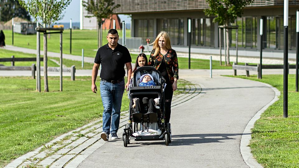 Familienschicksal: Die Familie auf dem Gelände der Klinik in Vogtareuth. Ohne Überwachungsgerät im Gepäck ist kein Spaziergang möglich. Die Familie auf dem Gelände der Klinik in Vogtareuth. Ohne Überwachungsgerät im Gepäck ist kein Spaziergang möglich.