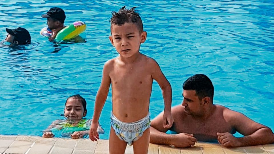 Familienschicksal: Gökhan im Türkei-Urlaub, wenige Stunden bevor das Kind von einer Sekunde auf die nächste zu krampfen begann Gökhan im Türkei-Urlaub, wenige Stunden bevor das Kind von einer Sekunde auf die nächste zu krampfen begann