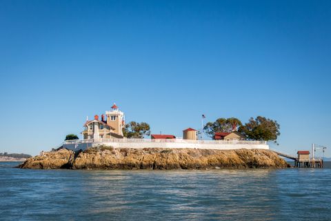 Eine kleine Insel mit einem Bed and Breakfast