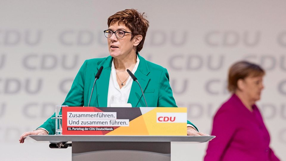 Bundestagspräsident: Neue Rollen in der CDU: Annegret Kramp-Karrenbauer gibt auf dem Parteitag den Ton an – zur Freude ihrer Vorgängerin Angela Merkel, die die Bühne verlässt Neue Rollen in der CDU: Annegret Kramp-Karrenbauer gibt auf dem Parteitag den Ton an – zur Freude ihrer Vorgängerin Angela Merkel, die die Bühne verlässt