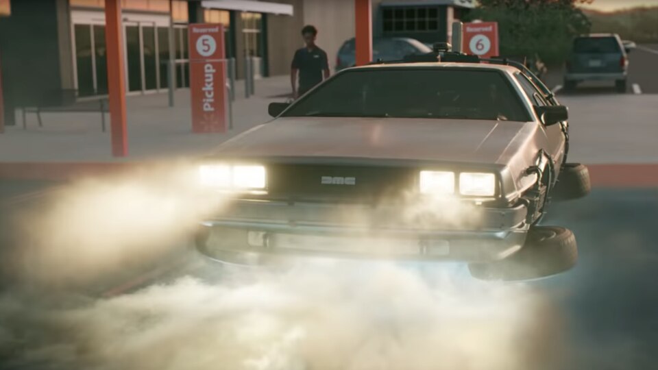 Auf einem Supermarkt-Parkplatz scheint der DeLorean aus "Zurück in die Zukunft" zu landen