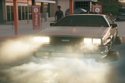 Auf einem Supermarkt-Parkplatz scheint der DeLorean aus "Zurück in die Zukunft" zu landen