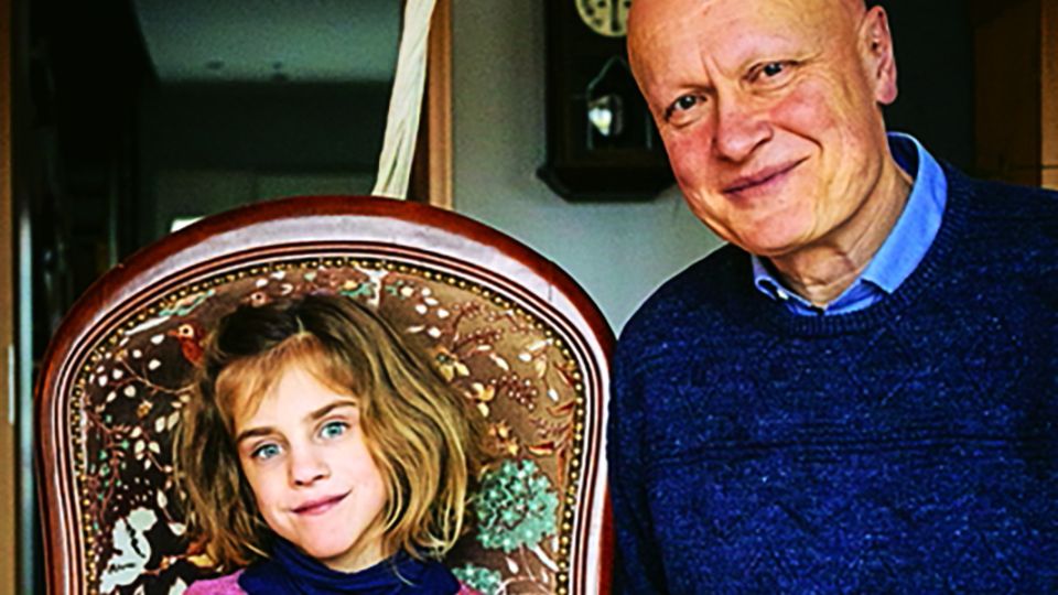 Extrem Frühgeborene: Frieda mit Reinald Repp, Chefarzt der Kinderklinik Fulda. Geholfen habe ihr starker Wille, sagt er. Und die gute Teamarbeit im Krankenhaus. Frieda mit Reinald Repp, Chefarzt der Kinderklinik Fulda. Geholfen habe ihr starker Wille, sagt er. Und die gute Teamarbeit im Krankenhaus.
