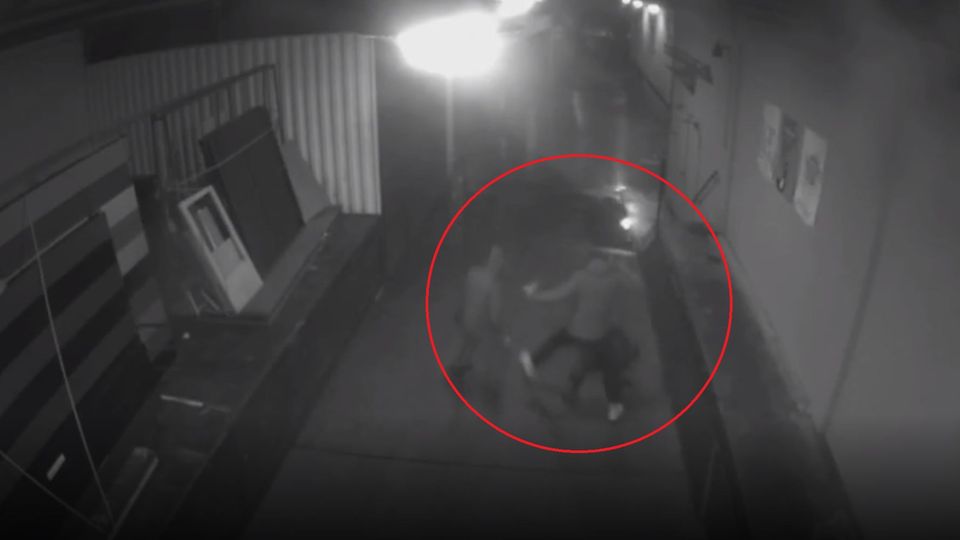 Fahndung nach den Tätern – Im Video: So lief der Angriff auf AfD-Politiker Frank Magnitz Videoaufnahmen vom Angriff auf den AfD-Politiker Frank Magnitz der polizei Bremen
