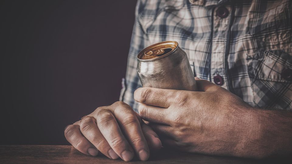 Ein Mann wurde mit einer ungewöhnliche Therapie behandelt: Er trank 15 Dosen Bier (Symbolbild)