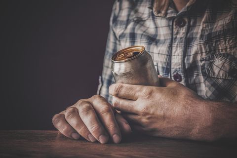 Ein Mann wurde mit einer ungewöhnliche Therapie behandelt: Er trank 15 Dosen Bier (Symbolbild)