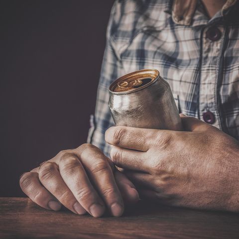 Ein Mann wurde mit einer ungewöhnliche Therapie behandelt: Er trank 15 Dosen Bier (Symbolbild)