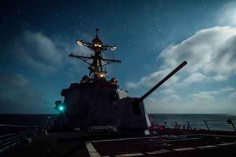 Die Bordkanone der USS Dewey.