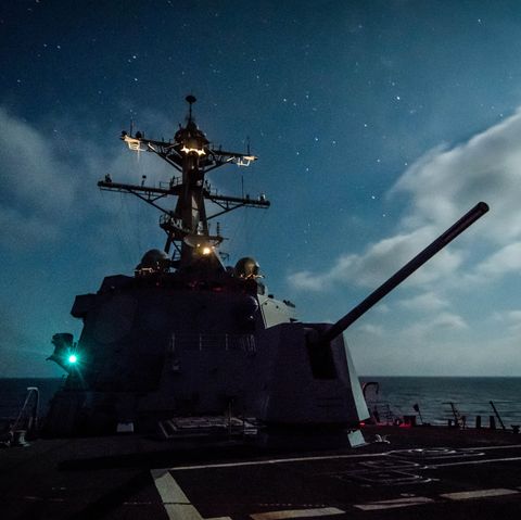 Die Bordkanone der USS Dewey.