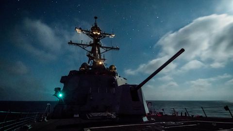 Die Bordkanone der USS Dewey.