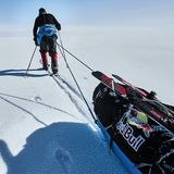 Zugkraft: Auf Langlaufskiern geht es über die Ebene – mit bis zu 130 Kilo Gepäck