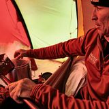 Benzinkocher: Jeden Abend wird Schnee zu Wasser geschmolzen. Das dauert mehrere Stunden