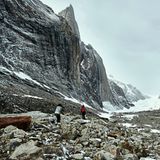 Dem Ziel so nahe: Im Osten von Grönland ragen steile Felsen empor. Eigentlich wollte Glowacz sie besteigen, doch sie sind bereits mit Eis überzogen, was das Klettern unmöglich macht.