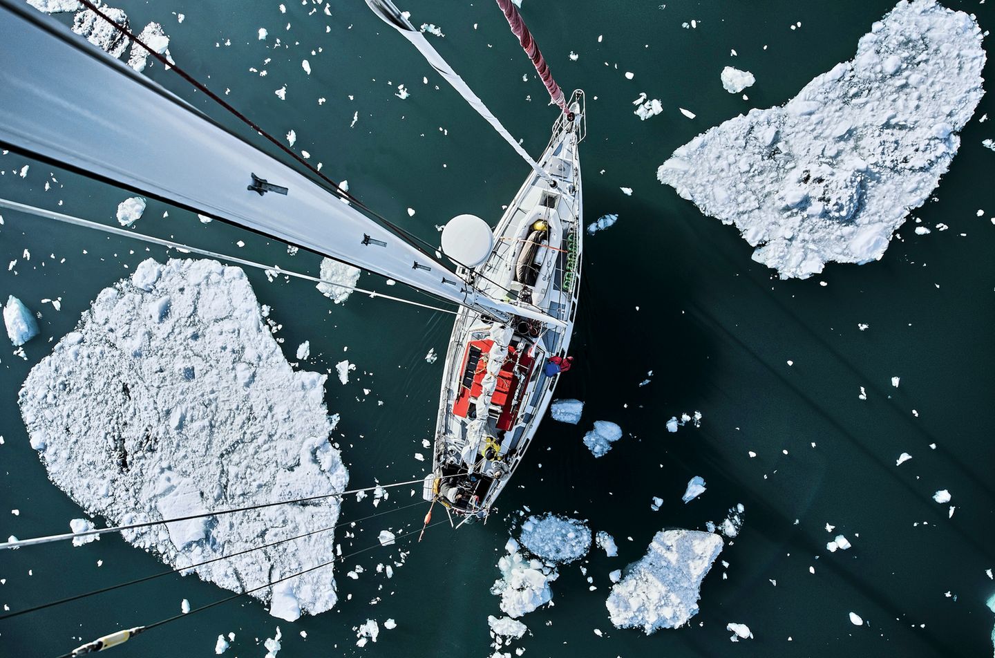 Route durch die Schollen: Da das Nordmeer schon zufriert, muss die Segel-Crew sich beeilen, um nicht vom Packeis gestoppt zu werden