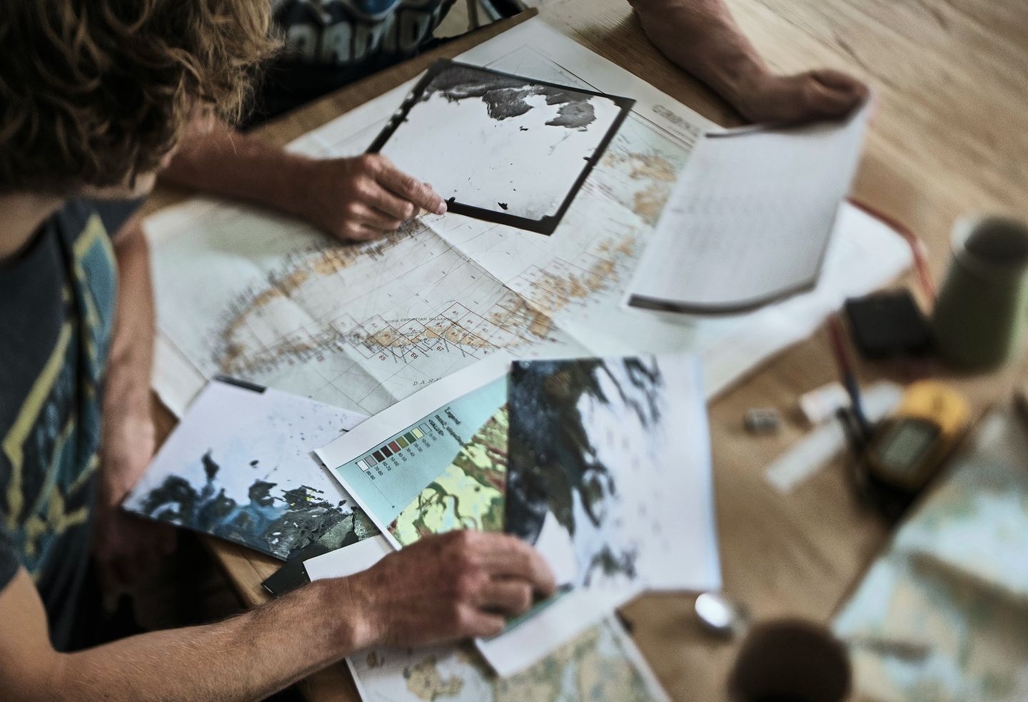 Wo entlang geht unser Weg? Vor dem Aufbruch studieren die Eiswanderer noch die klassische Karte. Einmal unterwegs, verlassen sie sich auf einen GPS-Kompass