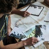 Wo entlang geht unser Weg? Vor dem Aufbruch studieren die Eiswanderer noch die klassische Karte. Einmal unterwegs, verlassen sie sich auf einen GPS-Kompass