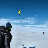 Endlich Wind: Mit Kite-Segeln kommen die Männer wesentlich schneller voran als zu Fuß – sie schaffen zwischen 80 und 120 Kilometer am Tag
