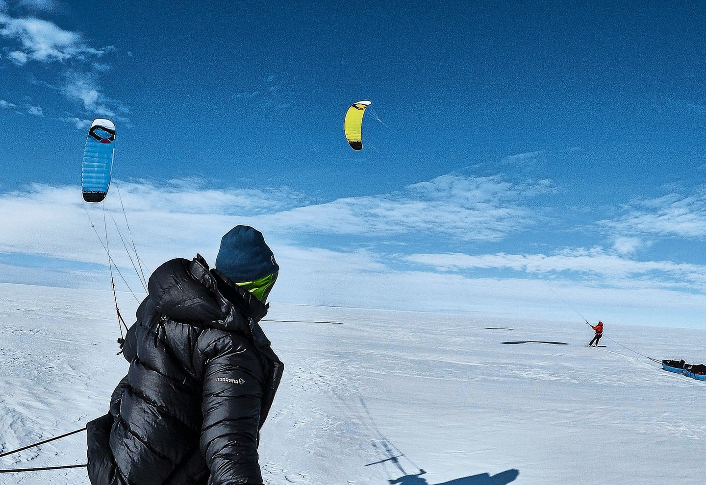 Endlich Wind: Mit Kite-Segeln kommen die Männer wesentlich schneller voran als zu Fuß – sie schaffen zwischen 80 und 120 Kilometer am Tag