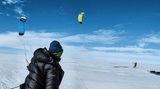 Endlich Wind: Mit Kite-Segeln kommen die Männer wesentlich schneller voran als zu Fuß – sie schaffen zwischen 80 und 120 Kilometer am Tag