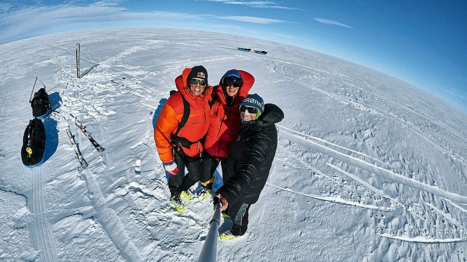 Drei Männer im Schnee: Stefan Glowacz, 53, Philipp Hans, 25, und Thomas Ulrich, 52 (v. l.)