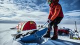 Fertig machen für einen neuen Tag: Am Morgen schaufeln und ziehen die Männer ihre Schlitten aus dem Schnee