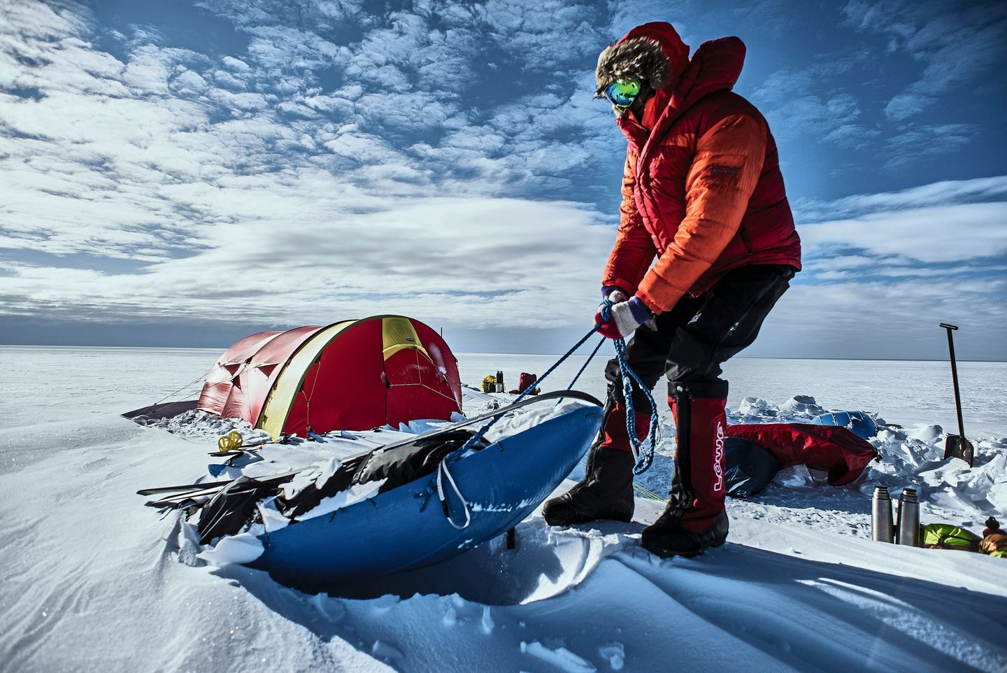 Fertig machen für einen neuen Tag: Am Morgen schaufeln und ziehen die Männer ihre Schlitten aus dem Schnee