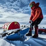 Fertig machen für einen neuen Tag: Am Morgen schaufeln und ziehen die Männer ihre Schlitten aus dem Schnee