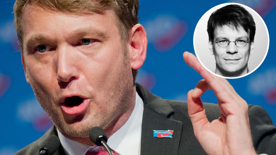 André Poggenburg André Poggenburg steht am Rednerpult und gestikuliert mit seiner linken Hand