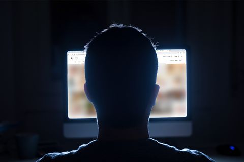 Mann sitzt vor Computer