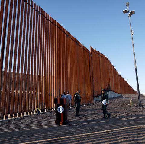 USA, Calexico: Grenzschutzbeamte stehen neben einem neuen Abschnitt der Grenzmauer zwischen den USA und Mexiko