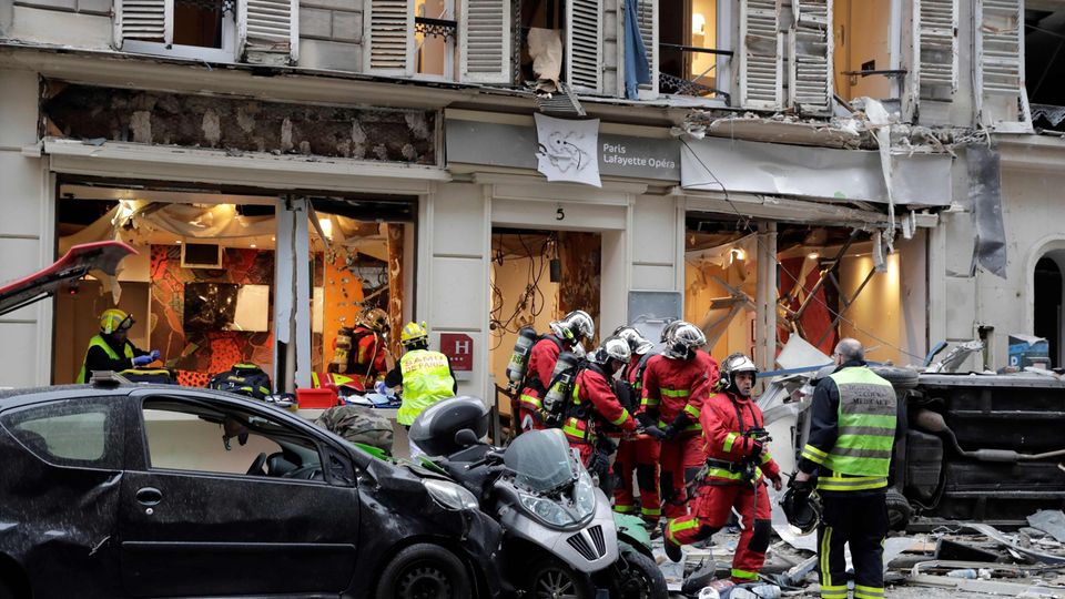 Explosion Paris Rettungskräfte evakuieren eine verletzte Person