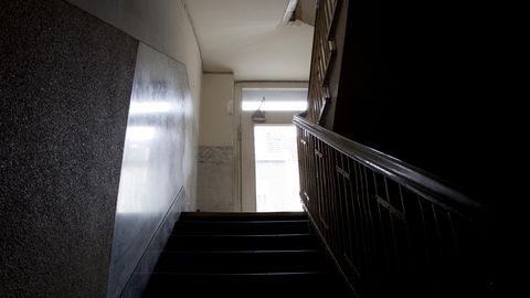 Abgebildet ist eine Treppe im Untergeschoss in einem Kölner Wohnhaus.