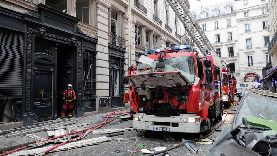 Ein zerstörtes Feuerwehrauto steht auf der Straße. Ein zerstörtes Feuerwehrauto steht auf der Straße.