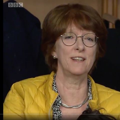 Diana Good in einer gelben Jacke bei ihrem Statement in der Sendung "BBC Question Time"