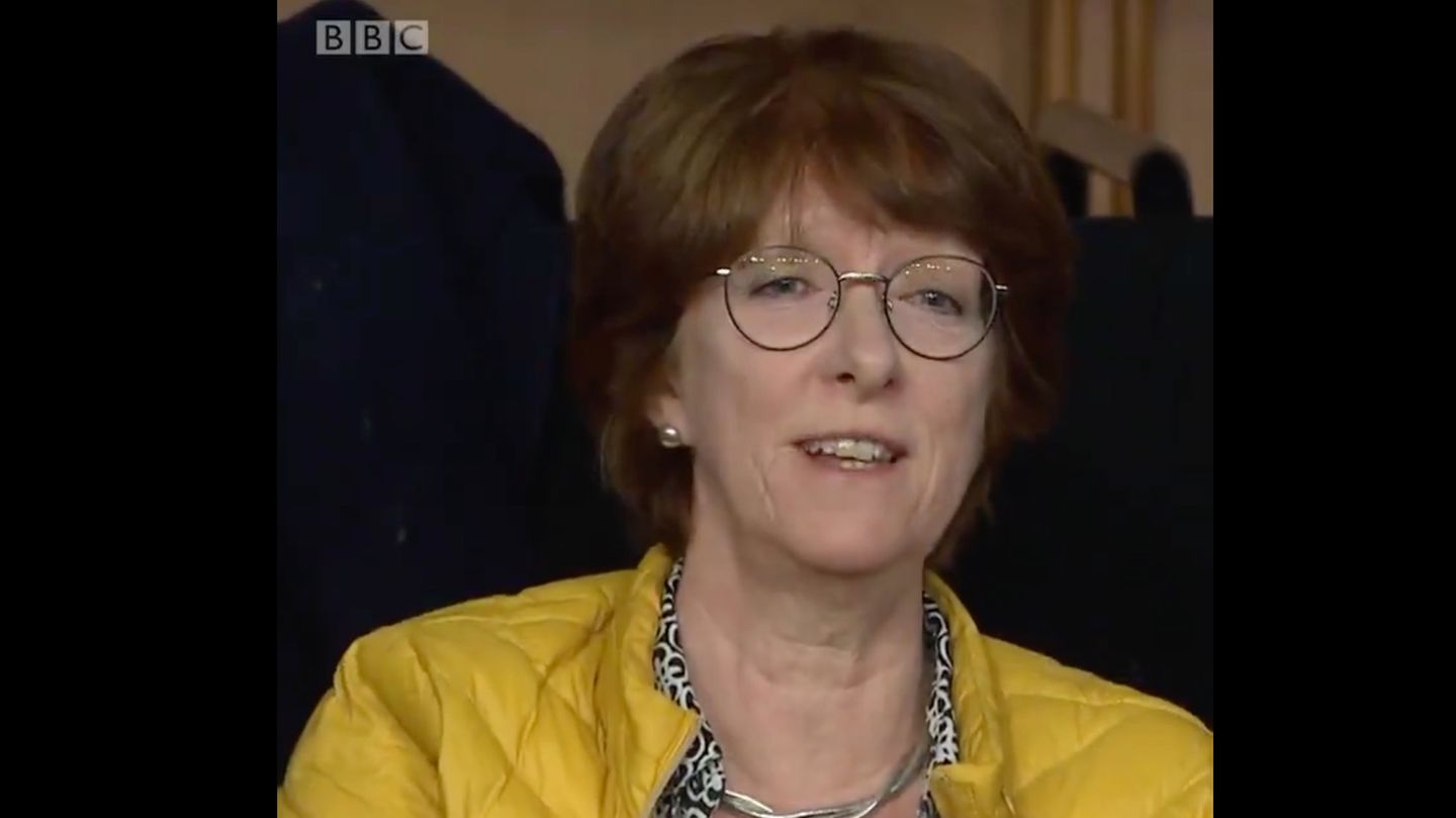 Diana Good in einer gelben Jacke bei ihrem Statement in der Sendung "BBC Question Time"