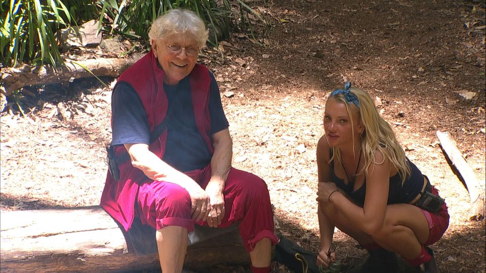 Alf-Stimme Tommi Piper hat ein Auge auf Evelyn Burdecki geworfen und schmeichelt ihr am Feuer 