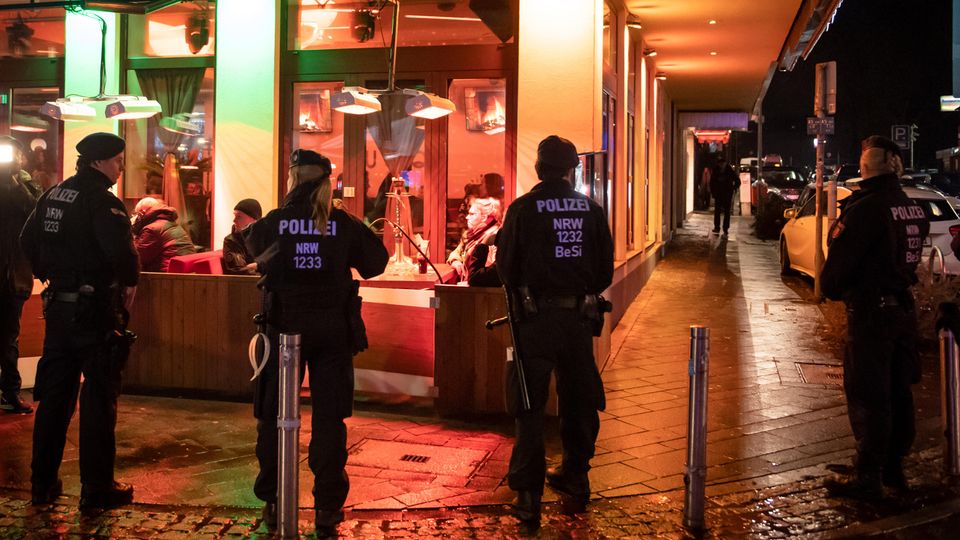Razzia im Ruhrgebiet Polizisten sichern während einer Razzia von Zoll und Polizei eine Shisha-Bar.