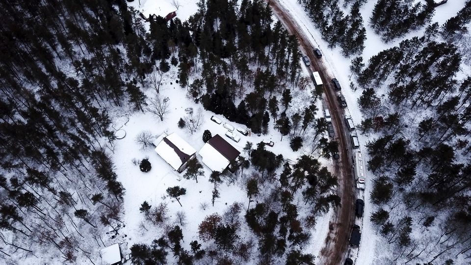 In dieser Waldhütte hielt der 21-Jährige sein Opfer ersten Ermittlungen zufolge monatelang gefangen