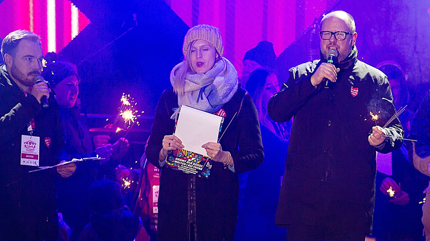 Polen, Danzig: Bürgermeister Pawel Adamowicz (r.) spricht kurz bevor er von einem Messerangreifer verletzt wurde