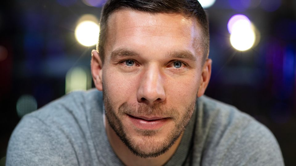 Lukas Podolski kann das Ausmaß der Aufregung um das Gold-Steak, das Franck Ribéry gegessen hat, nicht verstehen